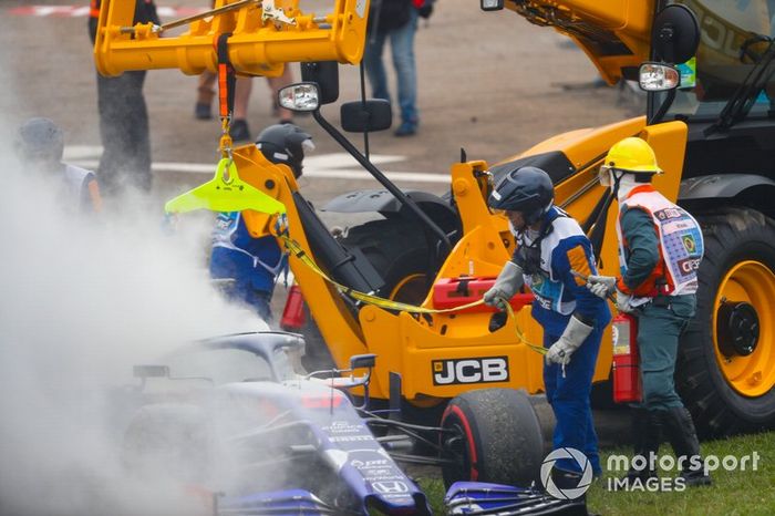 Coche de Daniil Kvyat, Toro Rosso STR14 siendo recuperado después de un accidente 