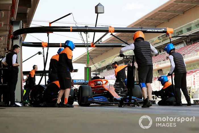 Carlos Sainz, McLaren MCL35 pit stop