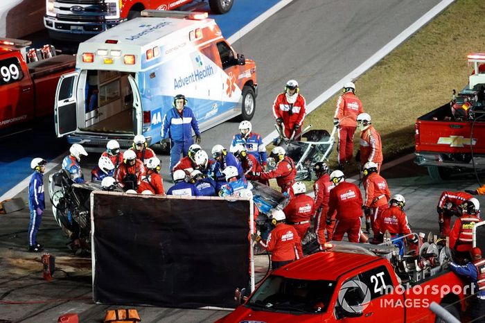 Socorren a Ryan Newman, Roush Fenway Racing, Ford Mustang Koch Industries, tras su accidente