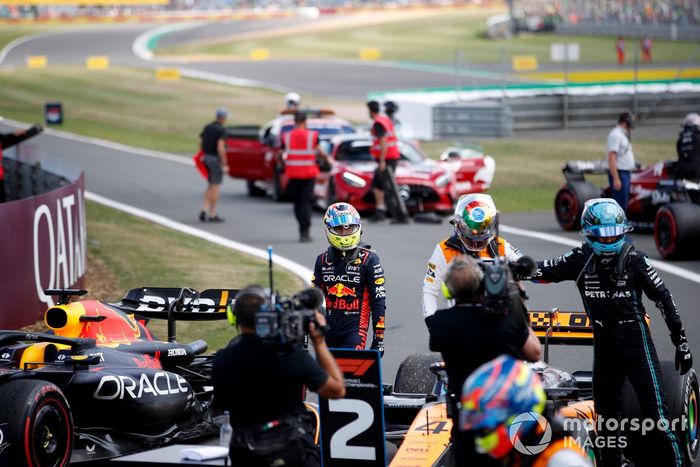 Sergio Pérez, Red Bull Racing, Lando Norris, McLaren, 2ª posición, George Russell, Mercedes-AMG, en Parc Ferme