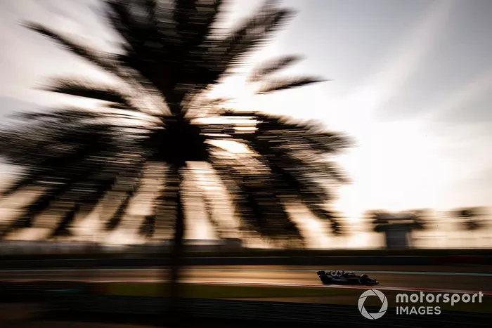 Pierre Gasly, AlphaTauri AT01 adaptado (muleto) con los Pirelli de 18 pulgadas 