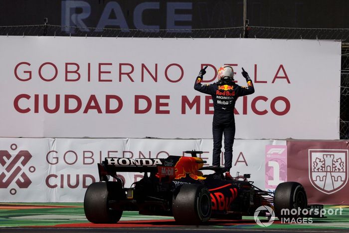 Ganador Max Verstappen, Red Bull Racing, celebra en Parc Ferme