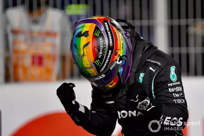Ganador de la pole, Lewis Hamilton, de Mercedes, celebra tras la clasificación