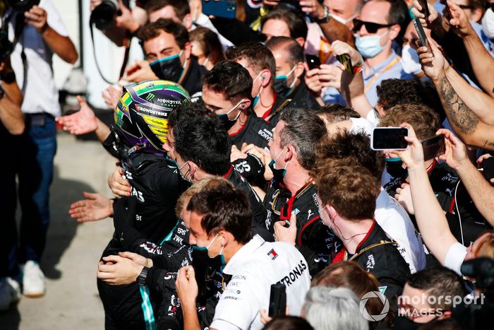 Ganador Lewis Hamilton, Mercedes, celebra en Parc Ferme