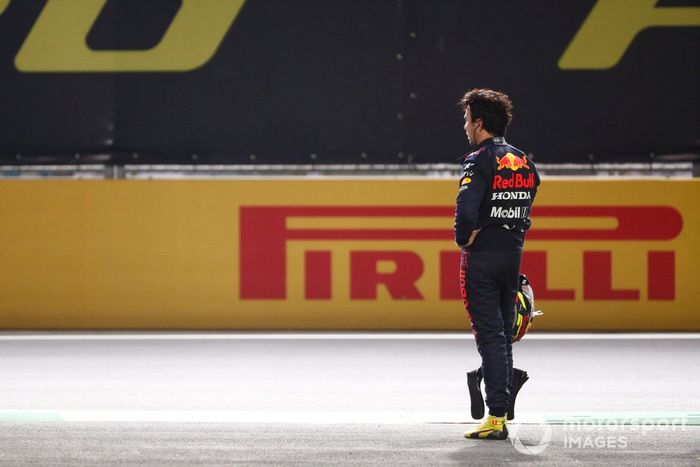 Sergio Pérez, de Red Bull Racing, se lamenta después de quedar fuera de la carrera en el reinicio