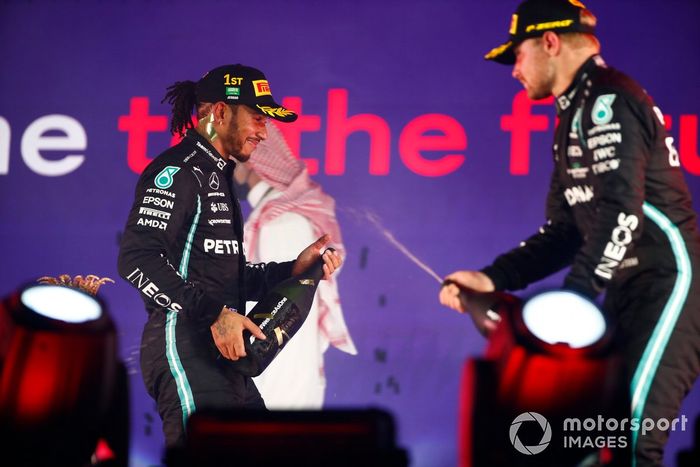 Podio: ganador Lewis Hamilton, Mercedes, y tercer lugar Valtteri Bottas, Mercedes