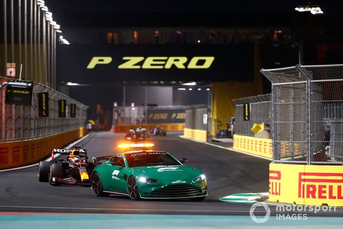 El Safety Car lidera a Max Verstappen, Red Bull Racing RB16B