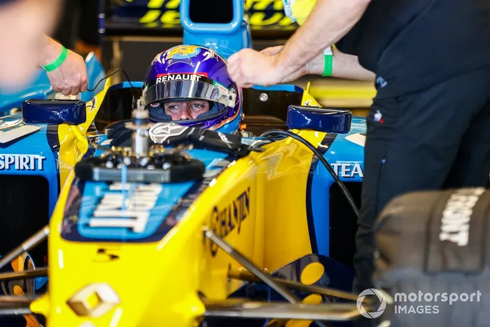 Fernando Alonso pilota el Renault R25 con el que ganó el mundial de F1 en 2005
