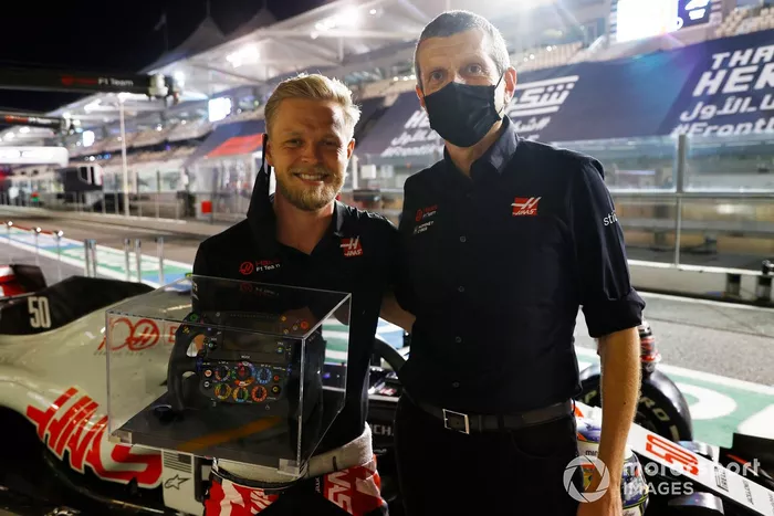 Il team Haas saluta Kevin Magnussen, Haas F1, in vista della sua ultima gara. Guenther Steiner, Team Principal, Haas F1, regala a Magnussen un volant di Formula 1