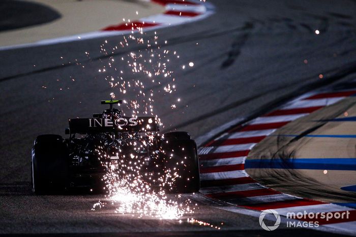 Valtteri Bottas, Mercedes F1 W11 sacando chispas