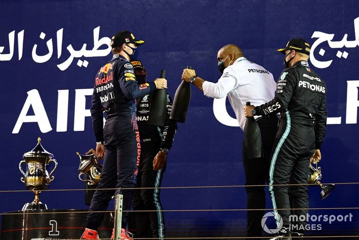 Max Verstappen, Red Bull Racing, 2a posizione, Lewis Hamilton, Mercedes, 1a posizione, Valtteri Bottas, Mercedes, 3a posizione e il delegato della Mercedes festeggiano sul podio