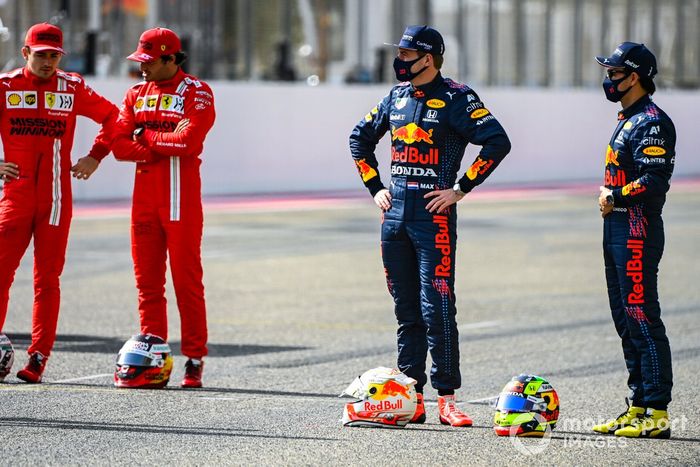 Charles Leclerc, Ferrari, Carlos Sainz Jr., Ferrari, Max Verstappen, Red Bull Racing, y Sergio Pérez, Red Bull Racing 