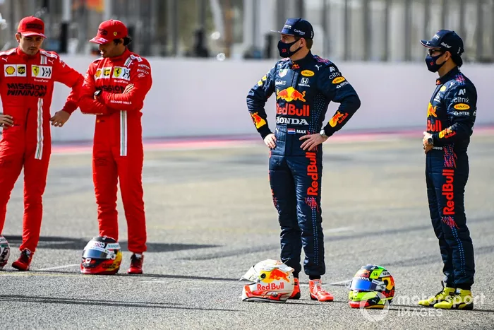 Charles Leclerc, Ferrari, Carlos Sainz Jr., Ferrari, Max Verstappen, Red Bull Racing, y Sergio Pérez, Red Bull Racing