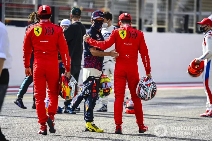 Carlos Sainz Jr., Ferrari, Sergio Pérez, Red Bull Racing, y Charles Leclerc, Ferrari 