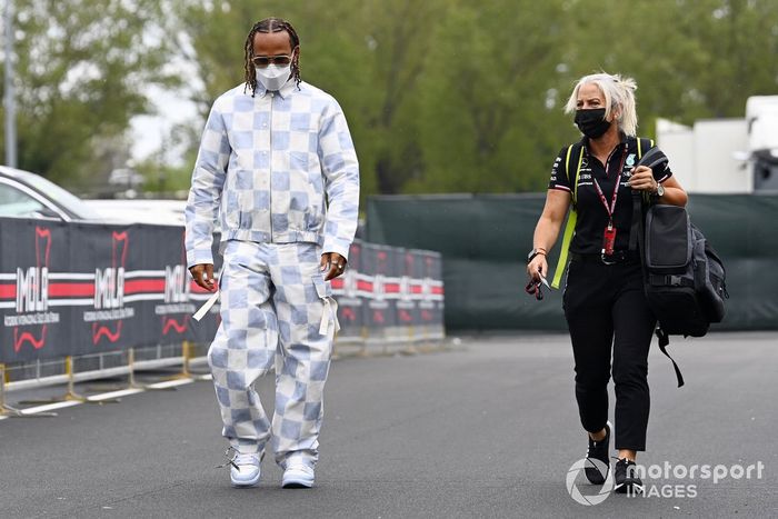 Lewis Hamilton, de Mercedes, y Angela Cullen, fisioterapeuta de Lewis Hamilton, llegan a la pista