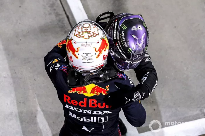 Segundo lugar Max Verstappen, Red Bull Racing y el Ganador Lewis Hamilton, Mercedes, celebra en Parc Ferme 