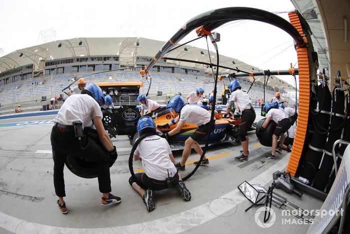 Lando Norris, McLaren MCL35, pits