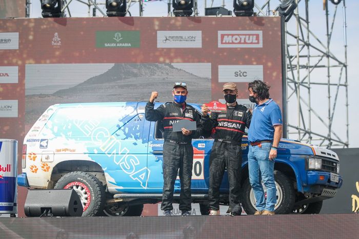 #220 Recinsa Sport Nissan: Francisco J Benavente, Rio Rafael Benavente Del con David Castera, Director del Dakar