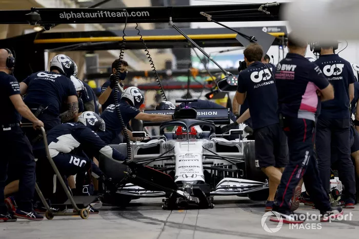 Daniil Kvyat, AlphaTauri AT01, pits