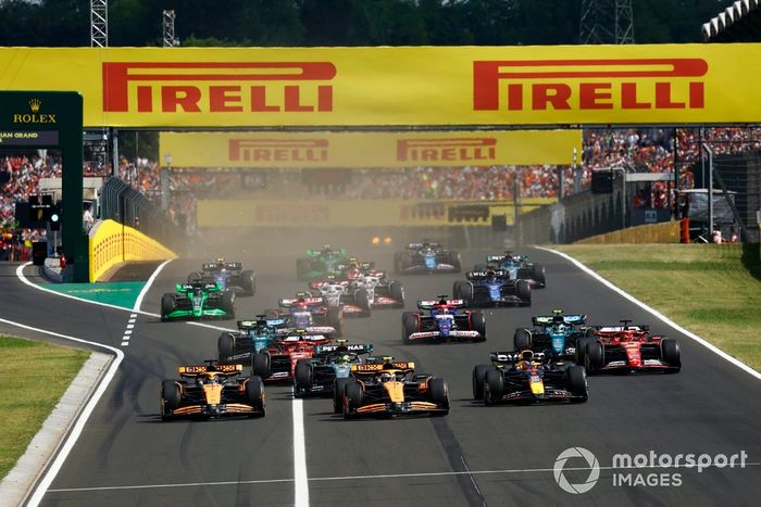Lando Norris, McLaren MCL38, Max Verstappen, Red Bull Racing RB20, Oscar Piastri, McLaren MCL38, Lewis Hamilton, Mercedes F1 W15, Charles Leclerc, Ferrari SF-24, Carlos Sainz, Ferrari SF-24, el resto de la parrilla en la salida.