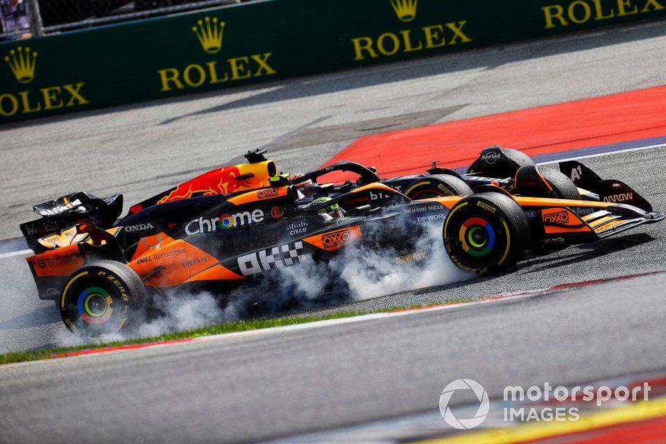 Max Verstappen, Red Bull Racing RB20, Lando Norris, McLaren MCL38, entran en contacto mientras luchan por el liderato de la carrera.
