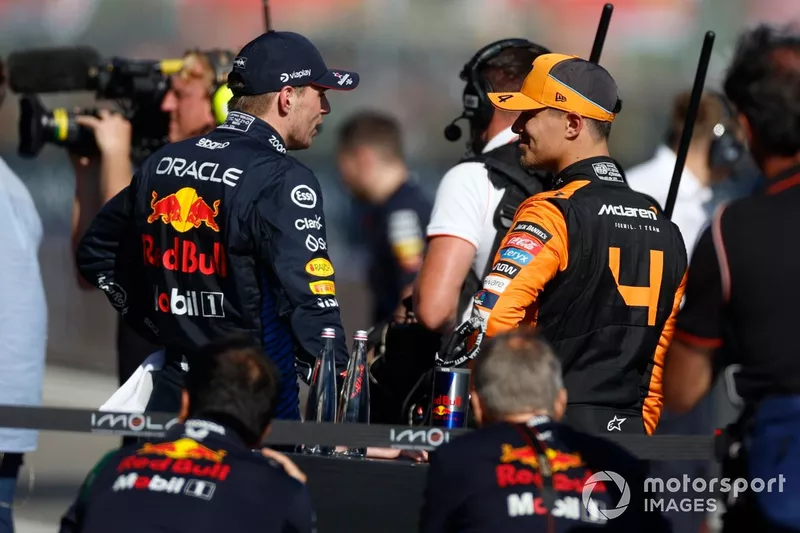 Pole man Max Verstappen, Red Bull Racing, Lando Norris, McLaren F1 Team, praten in Parc Ferme na de kwalificatie