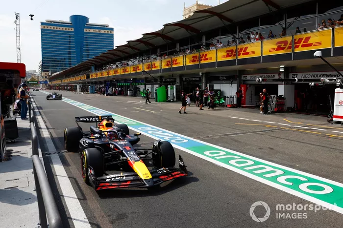 Max Verstappen, Red Bull Racing RB20, en boxes