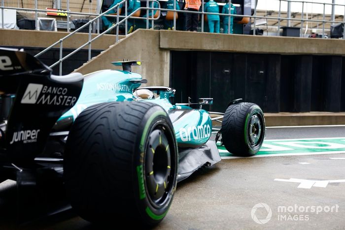 Fernando Alonso, Aston Martin AMR24, sale del garaje