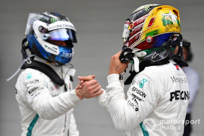 Ganador de la pole Lewis Hamilton, Mercedes AMG F1 y Valtteri Bottas, Mercedes AMG F1 celebran