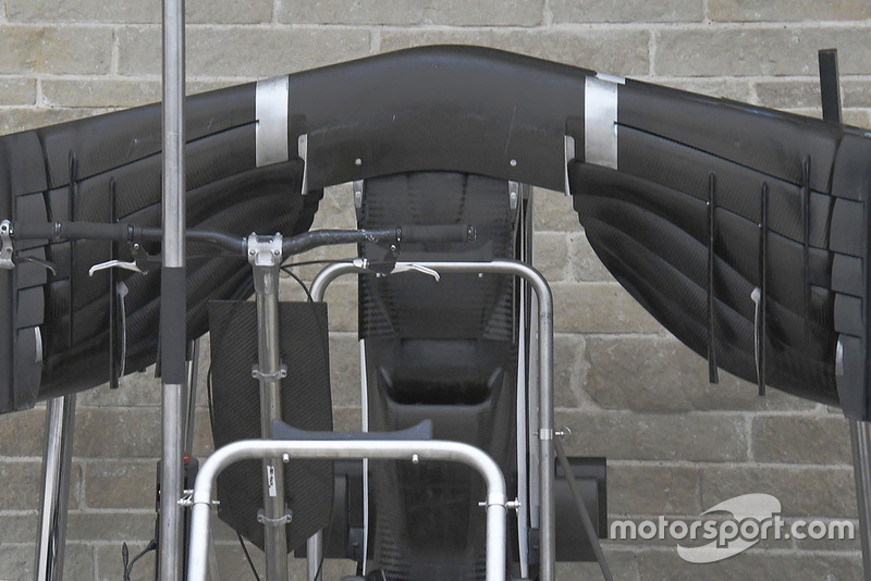Bagian bawah sayap depan Sauber C37