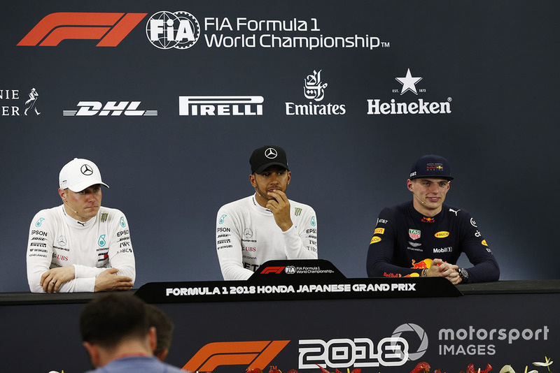Le poleman Lewis Hamilton, Mercedes AMG F1, le second Valtteri Bottas, Mercedes AMG F1, et le troisième Max Verstappen, Red Bull Racing en conférence de presse