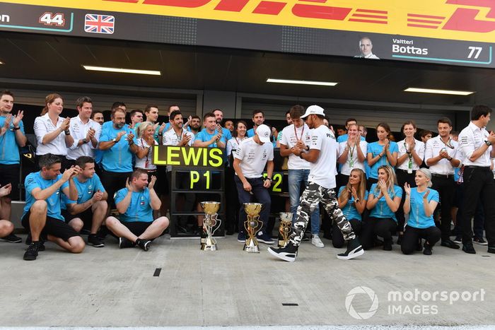 Lewis Hamilton, Mercedes AMG F1 celebra la victoria con Valtteri Bottas, Mercedes AMG F1, George Russell, Mercedes AMG F1 y el equipo