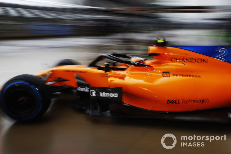 Stoffel Vandoorne, McLaren MCL33, quitte les stands