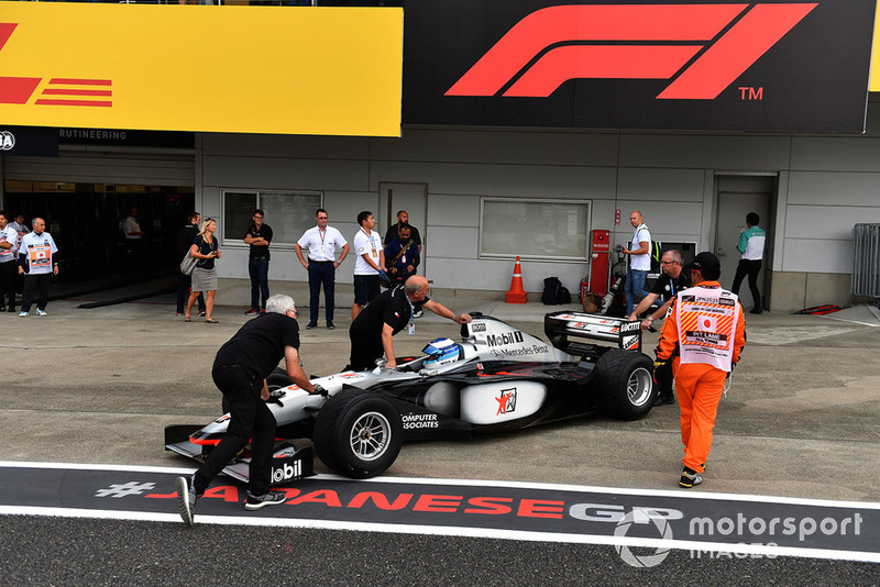 Mika Häkkinen pilote la McLaren MP4/13 à Suzuka