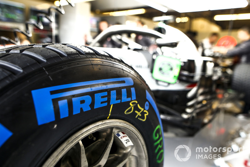 Neumático húmedo Pirelli en el auto de Romain Grosjean, Haas F1 Team VF-18