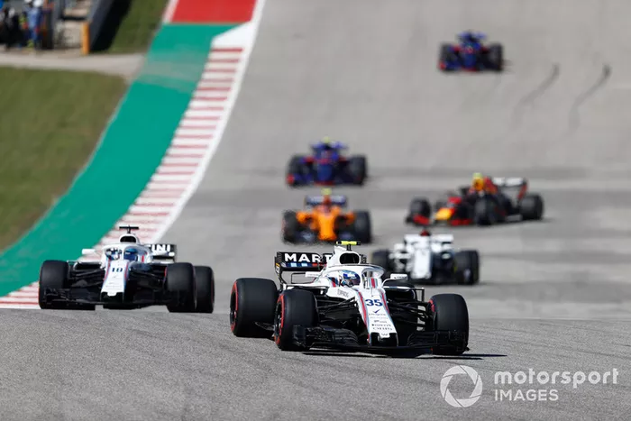 Sergey Sirotkin, Williams FW41, Lance Stroll, Williams FW41, Marcus Ericsson, Sauber C37, y el resto del grupo en la vuelta de formación.