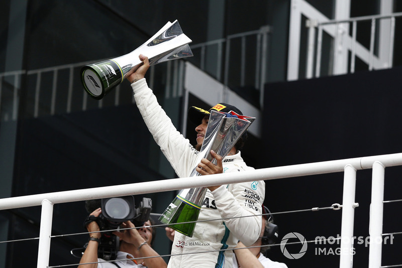 Lewis Hamilton, Mercedes AMG F1, festeggia sul podio con i trofei