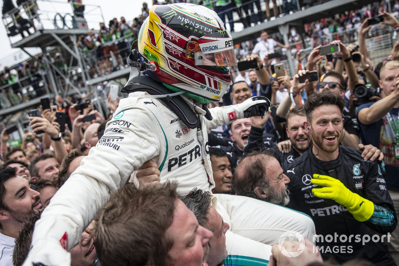 Ganador de la carrera Lewis Hamilton, Mercedes AMG F1 celebra en Parc Ferme