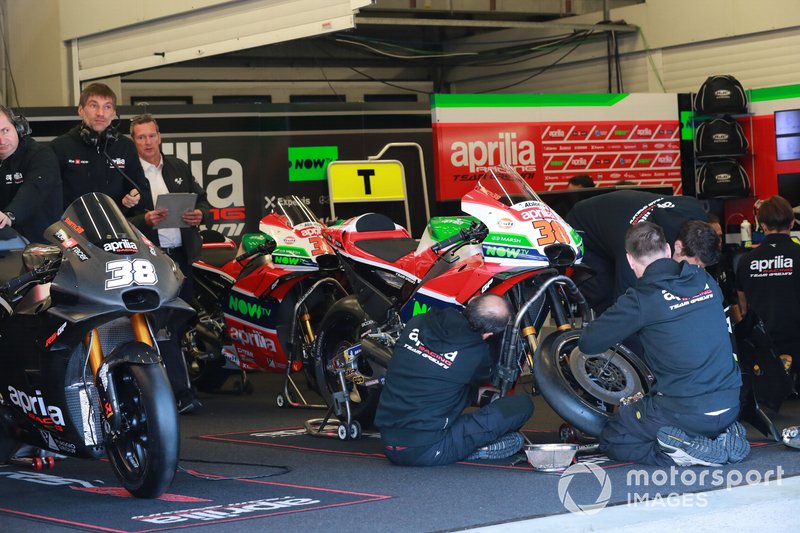 L'Aprilia di Bradley Smith nel garage