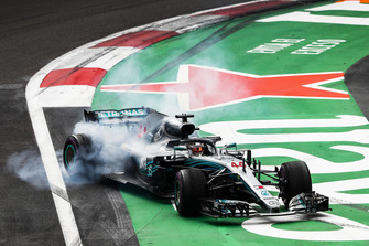 Lewis Hamilton, Mercedes AMG F1 W09 EQ Power+, esegue dei donut per festeggiare la conquista del suo 5° Titolo Mondiale