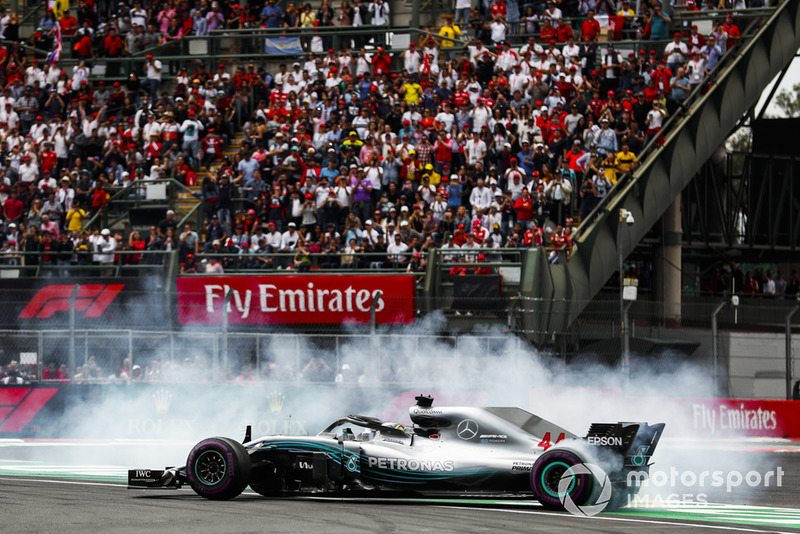 Mercedes Hamilton'u tebrik ediyor