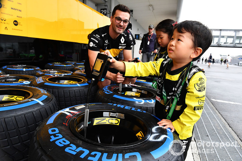 Pequeños fans de Renault Sport F1 Team y neumático Pirelli