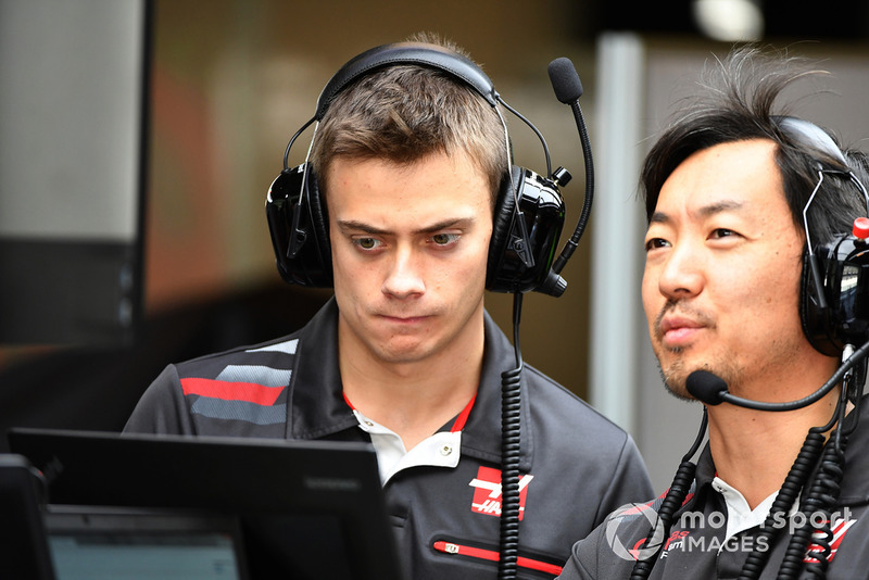 Louis Deletraz, piloto de pruebas y desarrollo Haas F1 y Ayao Komatsu, ingeniero Haas F1