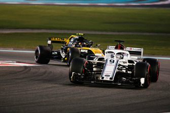 Marcus Ericsson, Sauber C37 leads Carlos Sainz Jr., Renault Sport F1 Team R.S. 18