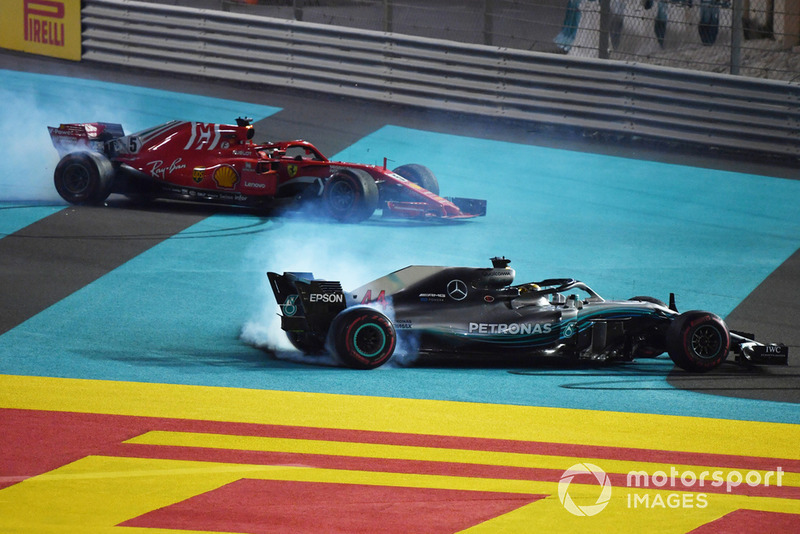 Lewis Hamilton, Mercedes-AMG F1 W09 et Sebastian Vettel, Ferrari SF71H font des donuts