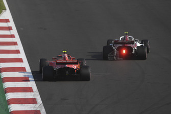 Kimi Raikkonen, Ferrari SF71H ve Antonio Giovinazzi, Sauber C37