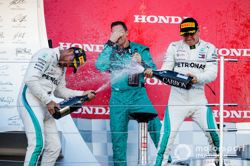 Il vincitore della gara Lewis Hamilton, Mercedes AMG F1, e il secondo classificato Valtteri Bottas, Mercedes AMG F1, sul podio
