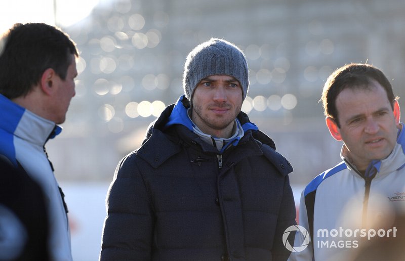 Edoardo Mortara Venturi Formula E, walks the track