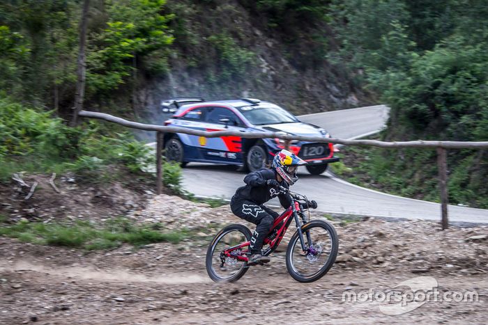 Dani Sordo y Andreu Lacondeguy, en el reto del WRC contra la MTB