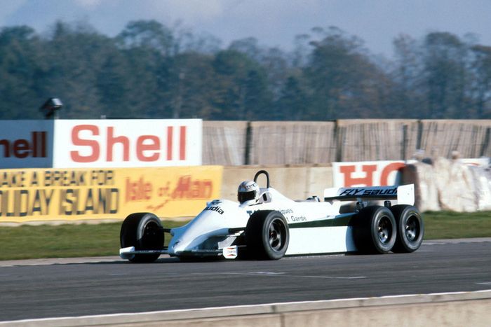 Alan Jones, con el Williams FW07D de seis ruedas 